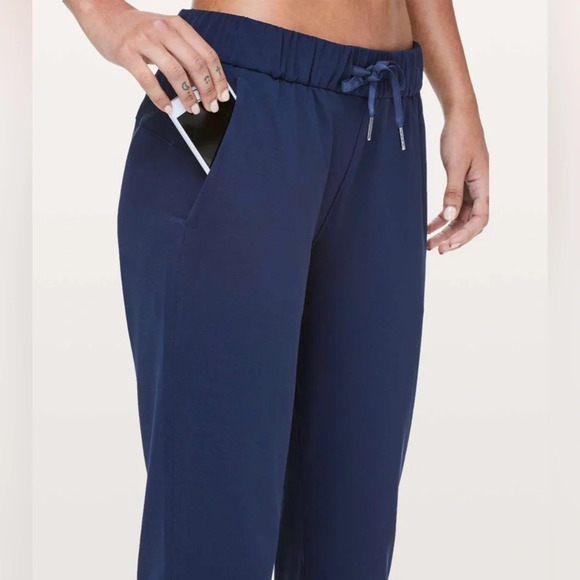 ! Lululemon On The Fly Crop *Woven 23" True Navy - Picture 3 of 8